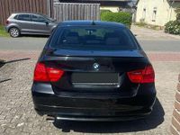 Gebraucht BMW 318 143 PS (105 kW) 2011 Schwarz Limousine