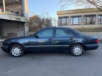 Gebraucht Mercedes E240 170 PS (125 kW) 1998 Blau Limousine