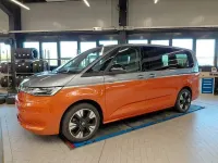 Używany VW Multivan Life 150 KM (110 kW) 2025 Pomarańczowy Minivan