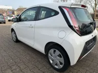 Gebraucht Toyota Aygo 69 PS (50 kW) 2014 Weiß Kleinwagen