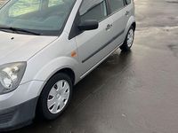 Gebraucht Ford Fiesta Ambiente 70 PS (51 kW) 2006 Silber Kleinwagen