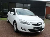Gebraucht Opel Astra Edition 101 PS (74 kW) 2012 Weiß Limousine