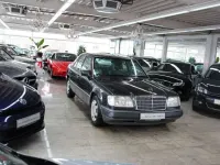 Gebraucht Mercedes E220 150 PS (110 kW) 1992 Schwarz Limousine