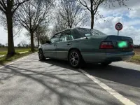 Używany Mercedes E220 150 KM (110 kW) 1993 Zielony Sedan/Limuzyna
