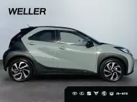 Neu Toyota Aygo 72 PS (52 kW) 2025 Urban khaki (6x3) / black mica (209) (gruen) Kleinwagen