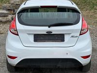 Gebraucht Ford Fiesta 60 PS (44 kW) 2013 Weiß Kleinwagen