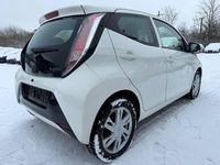 Gebraucht Toyota Aygo X-play 69 PS (50 kW) 2016 Weiß Kleinwagen