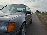 Gebraucht Mercedes E230 132 PS (97 kW) 1989 Grau Limousine