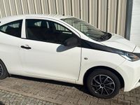 Gebraucht Toyota Aygo 69 PS (50 kW) 2015 Weiß Kleinwagen