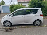 Gebraucht Toyota Verso-S Comfort 99 PS (72 kW) 2013 Weiß Van / Kleinbus