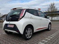 Gebraucht Toyota Aygo X-play 69 PS (50 kW) 2016 Weiß Kleinwagen