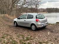 Gebraucht Renault Clio II 70 PS (51 kW) 2011 Silber Kleinwagen