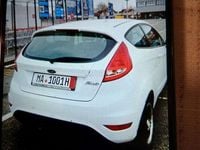 Gebraucht Ford Fiesta Trend 60 PS (44 kW) 2010 Weiß Kleinwagen