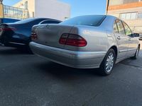 Gebraucht Mercedes E280 204 PS (150 kW) 2001 Silber Limousine