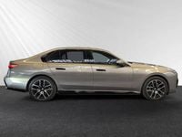 Gebraucht BMW 750e M Sport 489 PS (359 kW) 2024 Oxidgrau metallic Limousine