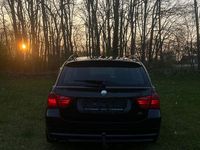 Gebraucht BMW 320 177 PS (130 kW) 2010 Schwarz Kombi