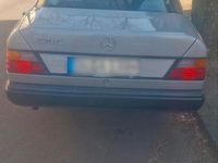 Gebraucht Mercedes E230 131 PS (96 kW) 1986 Grau Limousine