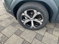 Neu Dacia Duster Journey 101 PS (74 kW) 2025 Grün SUV