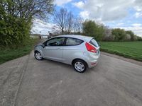 Gebraucht Ford Fiesta 60 PS (44 kW) 2010 Silber Kleinwagen