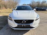 Gebraucht Volvo V40 Momentum 120 PS (88 kW) 2017 Weiß Limousine