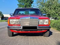 Gebraucht Mercedes 230 109 PS (80 kW) 1977 Rot Limousine
