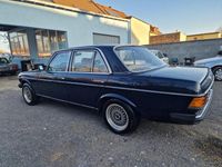 Gebraucht Mercedes E230 136 PS (100 kW) 1981 Blau Limousine