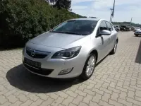 Używany Opel Astra Edition 101 KM (74 kW) 2011 Srebrny Sedan/Limuzyna