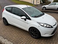 Gebraucht Ford Fiesta Ambiente 82 PS (60 kW) 2010 Weiß Kleinwagen