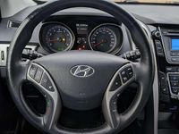 Gebraucht Hyundai i30 Trend 101 PS (74 kW) 2015 Weiß Limousine