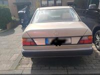 Second-hand Mercedes E230 1990 Bej Berlinǎ