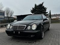 Używany Mercedes E280 210 KM (154 kW) 2001 Czarny Sedan/Limuzyna