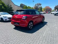 Neu Suzuki Swift Comfort+ 83 PS (61 kW) 2026 Burning red pear/black pearl Kleinwagen