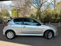 Gebraucht Peugeot 206+ 75 PS (55 kW) 2010 Silber Kleinwagen