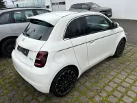 Gebraucht Fiat 500e La Prima 86 kW (118 PS) 2023 Colore esterno (arktis weiß) Kleinwagen