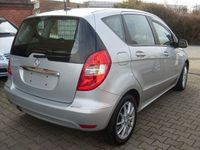 Gebraucht Mercedes A180 Elegance 116 PS (85 kW) 2011 Silber Limousine