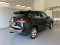 Neu Skoda Karoq Ambiente 150 PS (110 kW) 2026 [8x8x] race blue metallic SUV