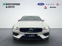Gebraucht Volvo V60 CC Ultimate 197 PS (144 kW) 2024 Crystalwhite pearl Kombi
