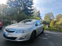 Używany Opel Astra Design Edition 120 KM (88 kW) 2011 Srebrny Sedan/Limuzyna