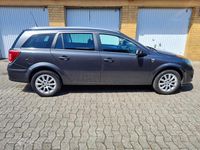 Gebraucht Opel Astra Edition 116 PS (85 kW) 2010 Silber Kombi