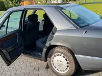 Używany Mercedes E300 220 KM (161 kW) 1990 Czarny Sedan/Limuzyna
