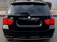 Gebraucht BMW 320 177 PS (130 kW) 2009 Schwarz Kombi