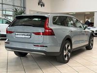 Gebraucht Volvo V60 CC Plus 197 PS (144 kW) 2023 Vapour grey / metallic Kombi