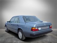 Gebraucht Mercedes E230 136 PS (100 kW) 1985 Diamantblacu metallic Limousine