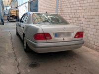 Second-hand Mercedes E320 220 CP (161 kW) 1996 Argintiu Berlinǎ