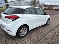 Gebraucht Hyundai i20 90 PS (66 kW) 2015 Weiß Limousine