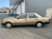 Gebraucht Mercedes E230 132 PS (97 kW) 1988 Gold metallic Limousine