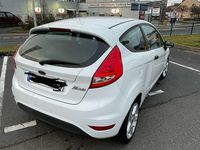 Gebraucht Ford Fiesta Ambiente 60 PS (44 kW) 2009 Weiß Kleinwagen