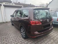 Gebraucht VW Sharan Comfortline 150 PS (110 kW) 2017 Rot Van / Kleinbus
