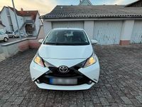 Gebraucht Toyota Aygo 69 PS (50 kW) 2014 Weiß Kleinwagen