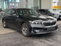 Gebraucht BMW 520 197 PS (144 kW) 2025 Saphirschwarz metallic Kombi
